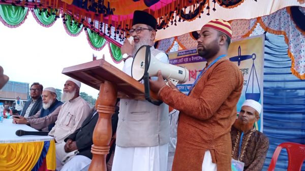 তৌহিদুজ্জামান আশাশুনি সাতক্ষীরা প্রতিনিধিঃ আগামী ত্রয়োদশ জাতীয় সংসদ নির্বাচনকে সামনে রেখে সাতক্ষীরা-৩ (কালিগঞ্জ-আশাশুনি) আসনে জামায়াতে ইসলামী মনোনীত এমপি প্রার্থী ও কেন্দ্রীয় শুরা সদস্য হাফেজ মুহাদ্দিস রবিউল বাশারের পক্ষে ব্যাপক নির্বাচনী প্রচারণা, মোটরসাইকেল শোডাউন ও পথসভা অনুষ্ঠিত হয়েছে। মঙ্গলবার (২৫ নভেম্বর) দিনব্যাপী ইউনিয়নের বিভিন্ন স্থানে এসব কর্মসূচি সম্পন্ন হয়। সকাল ১১টায় হলদিপোতায় মহিলাদের বিশাল সমাবেশে প্রধান অতিথি হিসেবে বক্তব্য রাখেন এমপি প্রার্থী হাফেজ মুহাদ্দিস রবিউল বাশার। ইউনিয়ন আমির মাওলানা আবু বক্কার সিদ্দিকের সভাপতিত্বে এবং সেক্রেটারি আলী হায়দারের সঞ্চালনায় অনুষ্ঠানে বিশেষ অতিথি ছিলেন জেলা শ্রমিক কল্যাণ ফেডারেশনের সহ-সভাপতি ও শোভনালী ইউপি চেয়ারম্যান মাওলানা আবু বক্কার সিদ্দিক। সমাবেশে শত শত নারীর উপস্থিতি লক্ষ্য করা যায়। বিকাল ৩টায় কাদাকাটি ইউনিয়নের মিত্র তেঁতুলিয়া এলাকা থেকে শতাধিক মোটরসাইকেল নিয়ে শোডাউনটি শুরু হয়। শোভাযাত্রাটি হলদিপোতা, খেজুরডাঙ্গা, গাবতলা, কাটাখালী, বৈরমপুর, তেঁতুলিয়া বাজার, টেকারামচন্দ্রপুর, বলাবুনিয়া, শাহনগরসহ বিভিন্ন সড়ক প্রদক্ষিণ করে যদুয়ারডাঙ্গা এলাকায় গিয়ে শেষ হয়। শোডাউন চলাকালে পথচারী নারী-পুরুষ, শিশু-বৃদ্ধ, হিন্দু-মুসলিমসহ নানা শ্রেণি-পেশার মানুষ দাঁড়িপাল্লা প্রতীকের প্রার্থীকে হাত নেড়ে অভিবাদন জানান। পুরো এলাকায় স্লোগানে উৎসবমুখর পরিবেশ সৃষ্টি হয়। পরে সন্ধ্যা ৪টায় যদুয়ারডাঙ্গা বাজারে বিশাল নির্বাচনী পথসভা অনুষ্ঠিত হয়। ইউনিয়ন আমির মাওলানা আবু বক্কার সিদ্দিকের সভাপতিত্বে এবং সেক্রেটারি আলী হায়দার ও সহ-সেক্রেটারি সিদ্দিকুর রহমানের সঞ্চালনায় প্রধান অতিথির বক্তব্য রাখেন এমপি প্রার্থী হাফেজ মুহাদ্দিস রবিউল বাশার। পথসভায় আরও বক্তব্য দেন জেলা কর্মপরিষদ সদস্য, জেলা শ্রমিক কল্যাণ ফেডারেশনের সহ-সভাপতি ও শোভনালী ইউপি চেয়ারম্যান মাওলানা আবু বক্কার সিদ্দিক, সেক্রেটারি মাওলানা আব্দুল গাফফার, উপজেলা নায়েবে আমির মাওলানা নুরুল আবছার মুরতাজা, নায়েবে আমির মাওলানা মোশাররফ হোসেন, প্রভাষক দীপ্র কুমার মণ্ডল, মো. রবিউল ইসলামসহ অন্যরা।